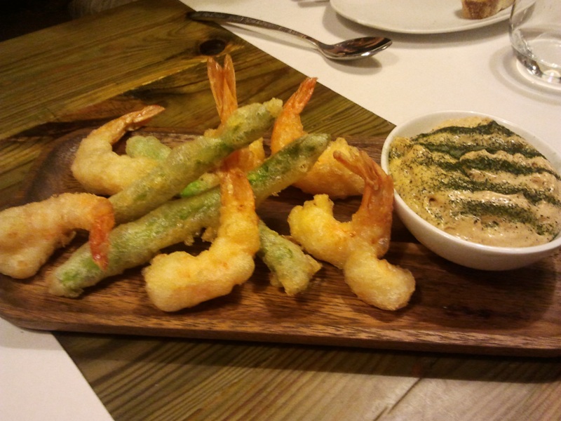 Restaurante Compartir (Cadaqués) Tempura de langostinos y espárragos con espuma de mole